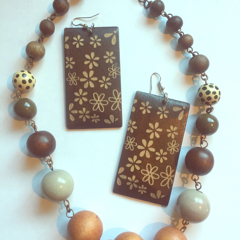Wooden earrings and necklace set